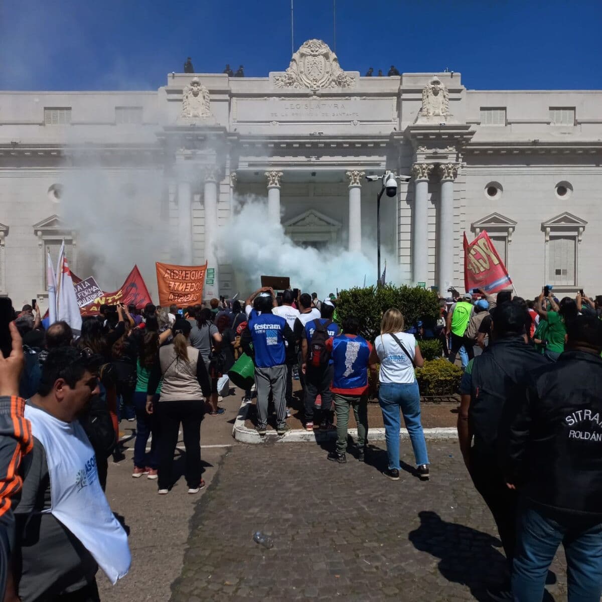 Aprobaron la reforma previsional en la Legislatura en un clima de alta tensión